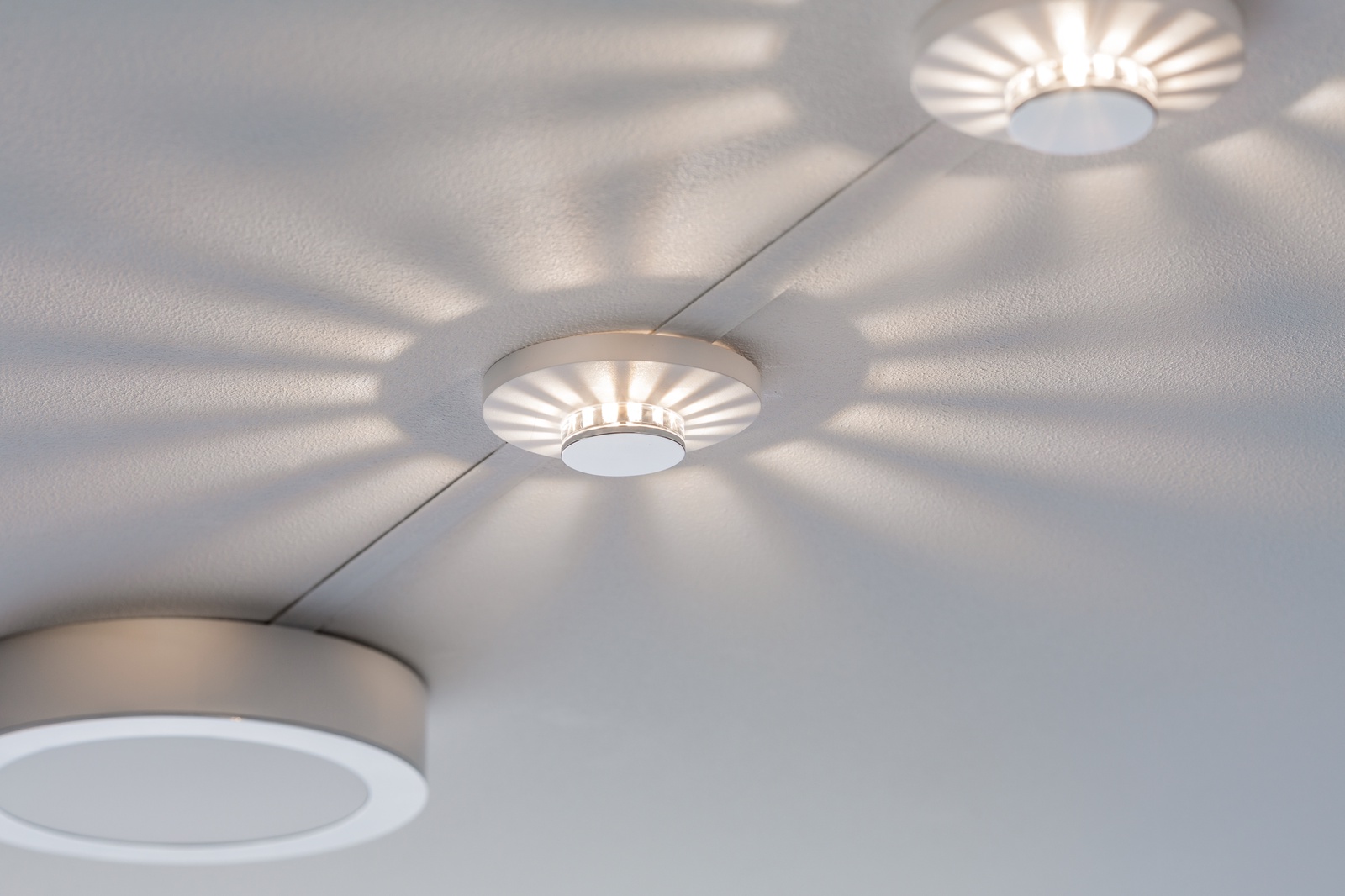 Светодиодные светильники для натяжных потолков могут комбинироваться с другими